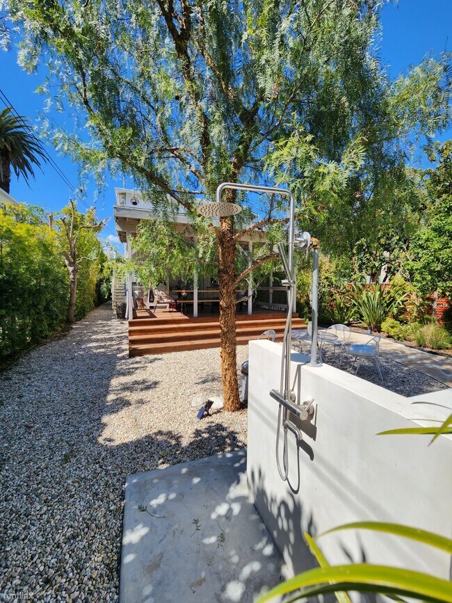 Building Photo - 2 br, 1 bath Duplex - 664 Westminster Aven...