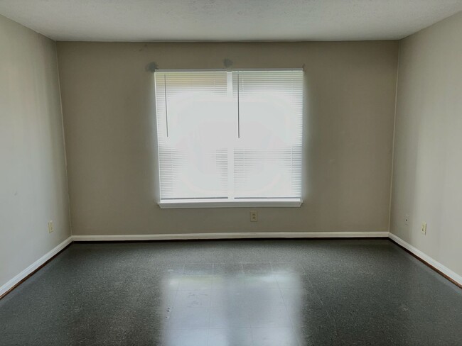 Foto del edificio - Affordable second floor 1 bedroom apartmen...