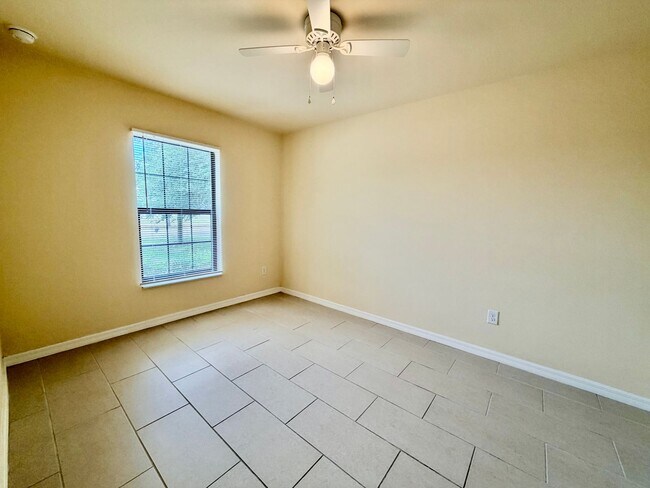 Foto del edificio - Like-New 3BR-2 Bath Duplex w/ Garage, Prime Cape Coral Location + Flexible Lease Options+Pet Frie...