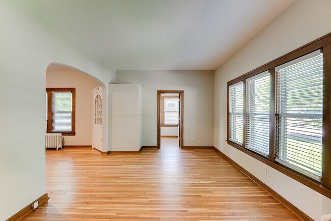 Building Photo - Recently Renovated 4-Bed Close to Macalester, St Thomas, Concordia & St Kate's!