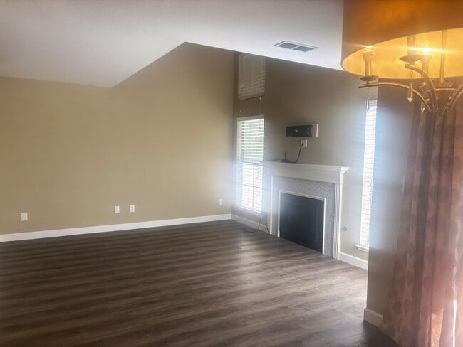 Foto del edificio - Beautiful 3-Bedroom Condo with Private Out...