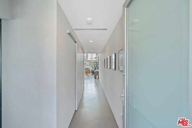 Foto del edificio - 611 N Bronson Ave