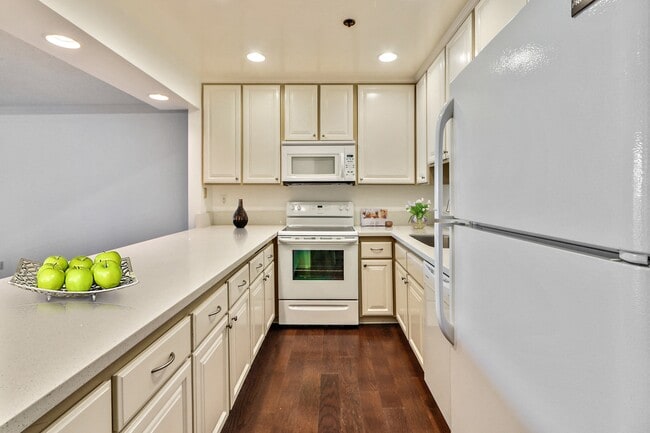 Interior Photo - Montana Avenue