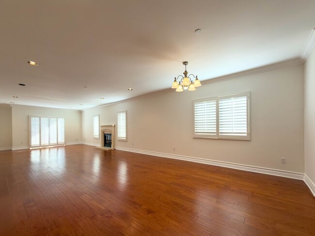 Foto del edificio - Spacious 3BR Condo with Luxury Finishes in Brentwood!
