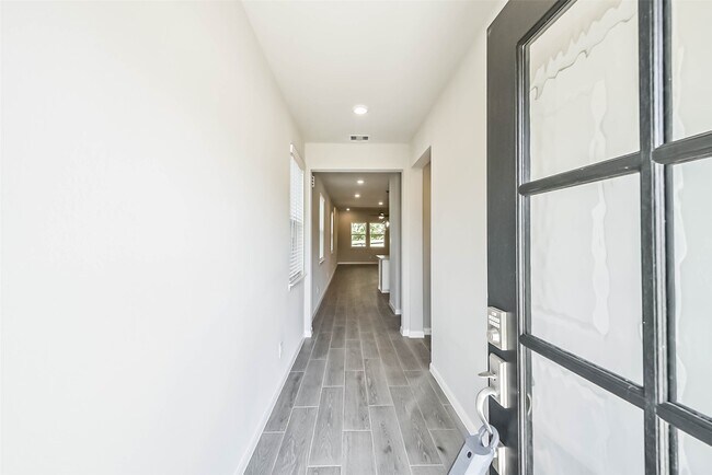 Building Photo - 19568 Stripe Hl Bnd