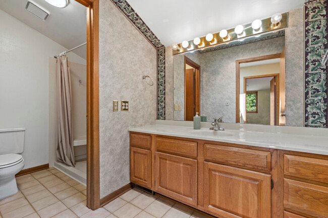 Full bath - 6318 Cedar St