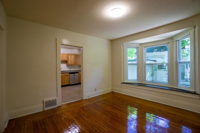 Foto del edificio - 1217 1/2 Madison Street -  First Floor Apartment Across From Thornden Park - Available 7/1/26