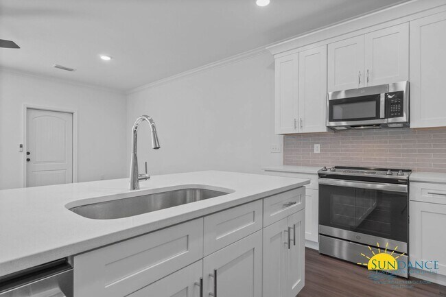 Building Photo - MOVE-IN SPECIAL: $500 off of first full mo...