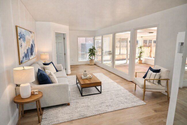 Building Photo - 5BD/2BA, Great Sunroom!