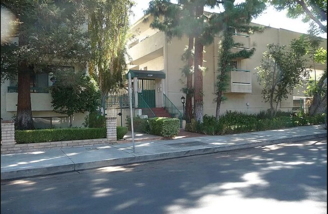 Building Photo - 5330 Zelzah Ave