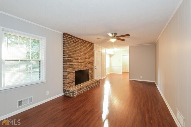 Building Photo - 1369 White Oak St SE