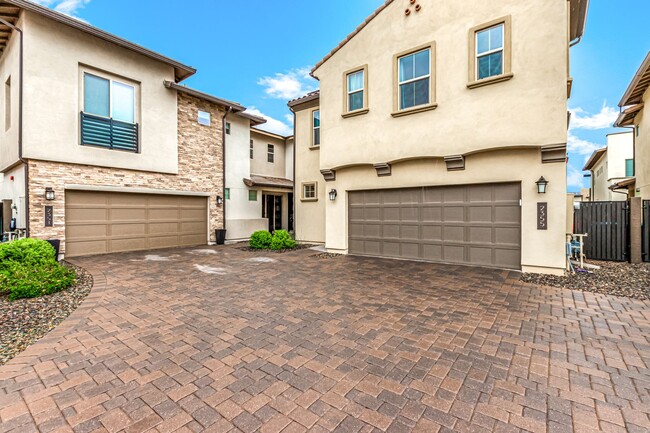 Building Photo - SONORAN FOOTHILLS 4 BEDROOM 2.5 SFH