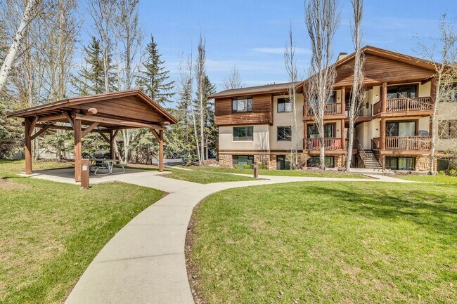 Building Photo - Pinecreek Condo -*$1000 off 1st Month's Re...