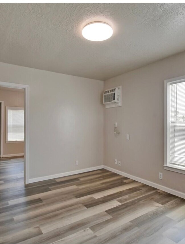 Building Photo - 2 BEDROOM DUPLEX