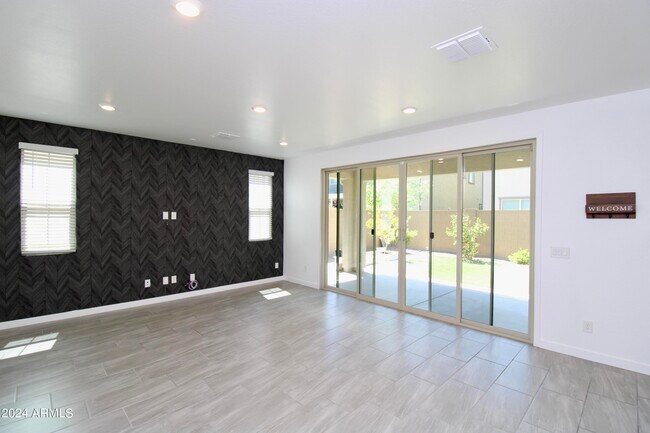 Building Photo - 1045 E Thompson Way