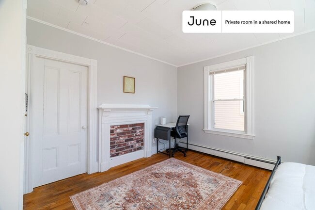 Building Photo - Private bedroom in 3 bed/1 bath Home