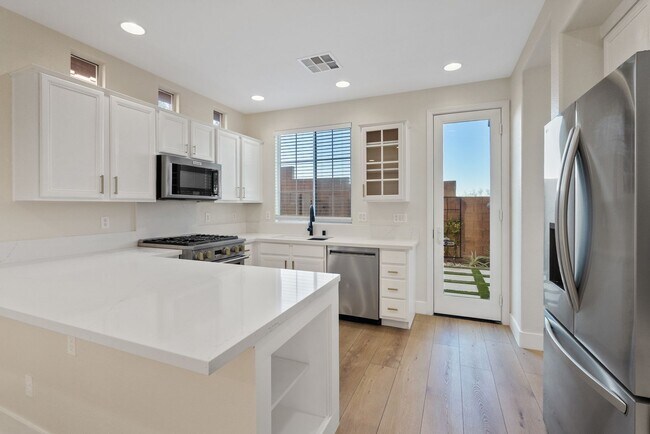 Foto del edificio - 3BD/2.5BA GUARD GATED SUMMERLIN HOME!