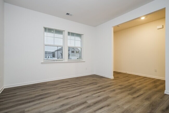 Building Photo - 221 Paisley Wy