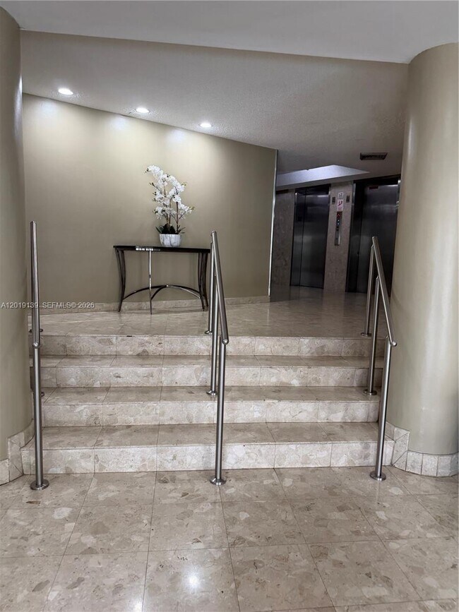 Foto del edificio - 100 Golden Isles Dr