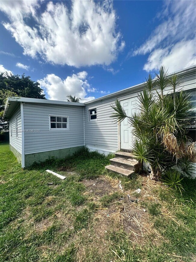 Foto del edificio - 21870 NW 1st St