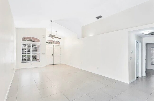 Foto del edificio - 13625 Admiral Ct