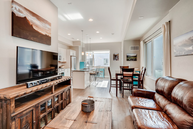 Foto del edificio - Beautiful Townhome in Jefferson Park