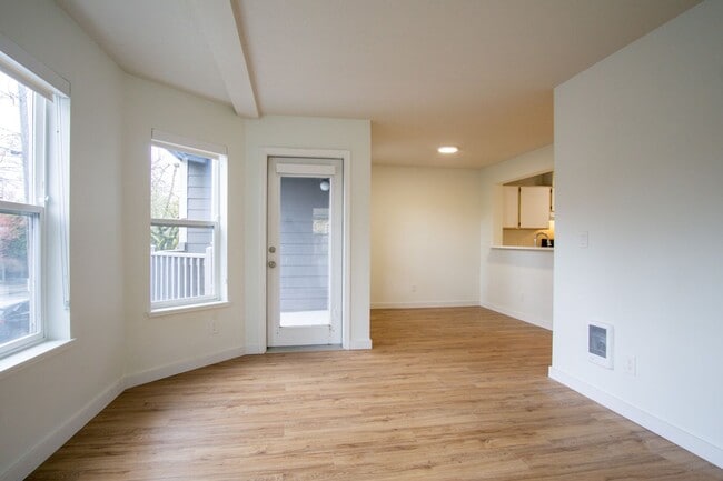 Building Photo - *RENT SPECIALS* Nicely Updated 2 Bed 2 Bat...