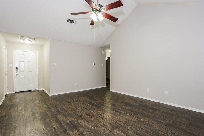 Foto del edificio - 704 Stonebrooke Dr