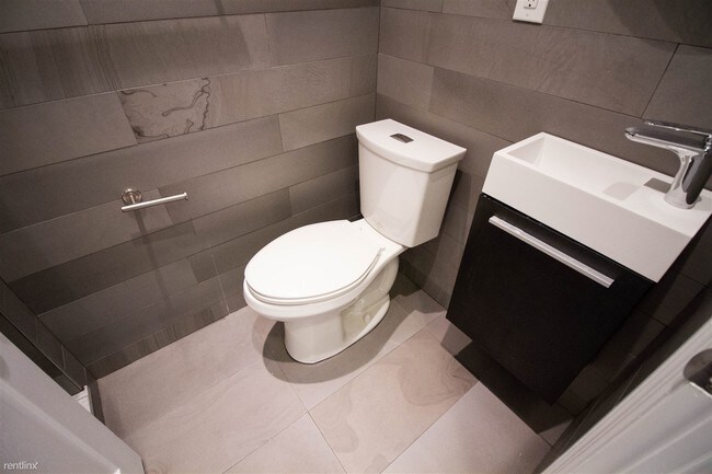 Building Photo - 583 Seneca Ave