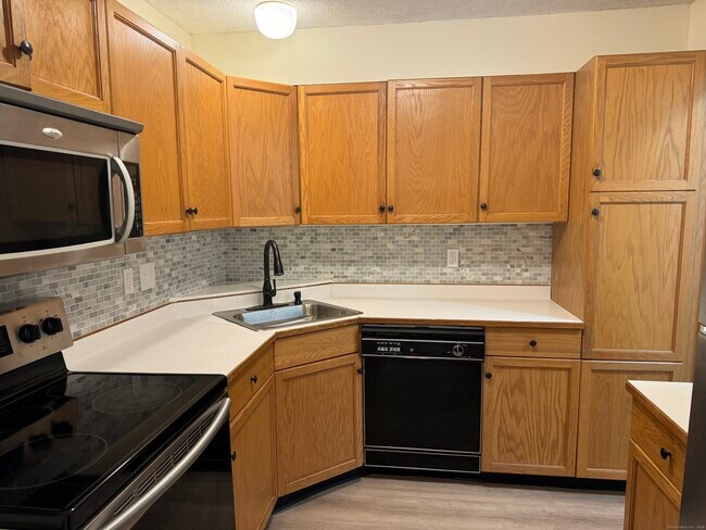 Building Photo - 378 Meridian St Ext