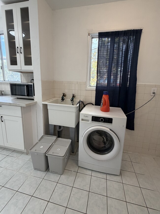 Building Photo - 1534 University Ave