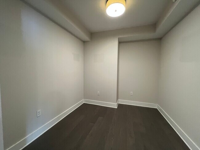Den - 4960 Fairmont Ave