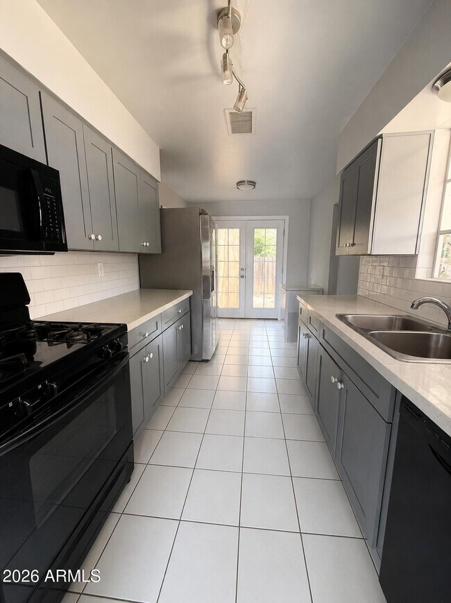 Foto del edificio - 543 W 19th St