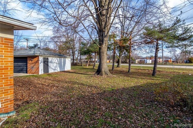 Building Photo - 1721 DULONG, MADISON HEIGHTS - HOME AVAILA...