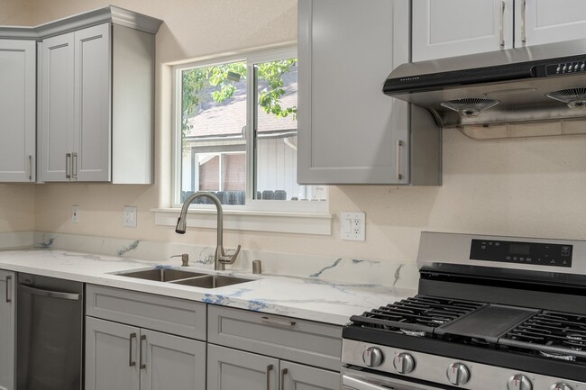 Building Photo - Adorable 3 Bedroom 2 Bathroom!