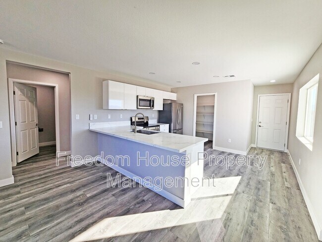 Building Photo - 561 Valiant Ave