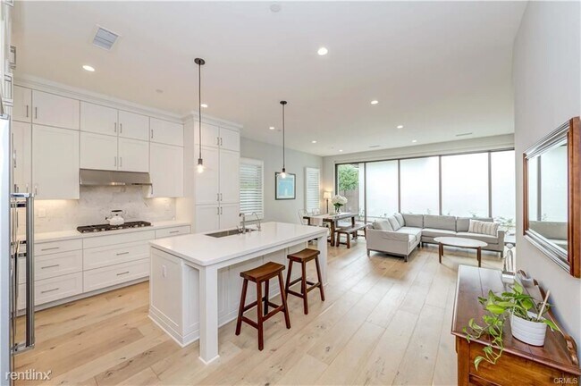 Building Photo - 3 br, 2.5 bath Condo - 124 Bellini