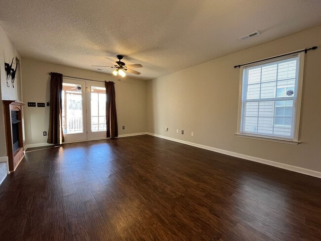 Building Photo - Charming 2BD, 2.5BA Townhome with 1-Car At...