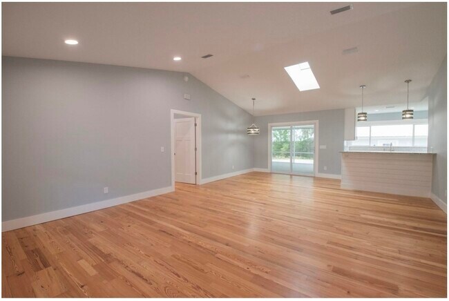 Building Photo - 608 Kings Way