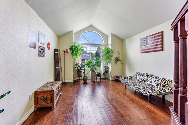 Building Photo - Large East Medford home for Lease!