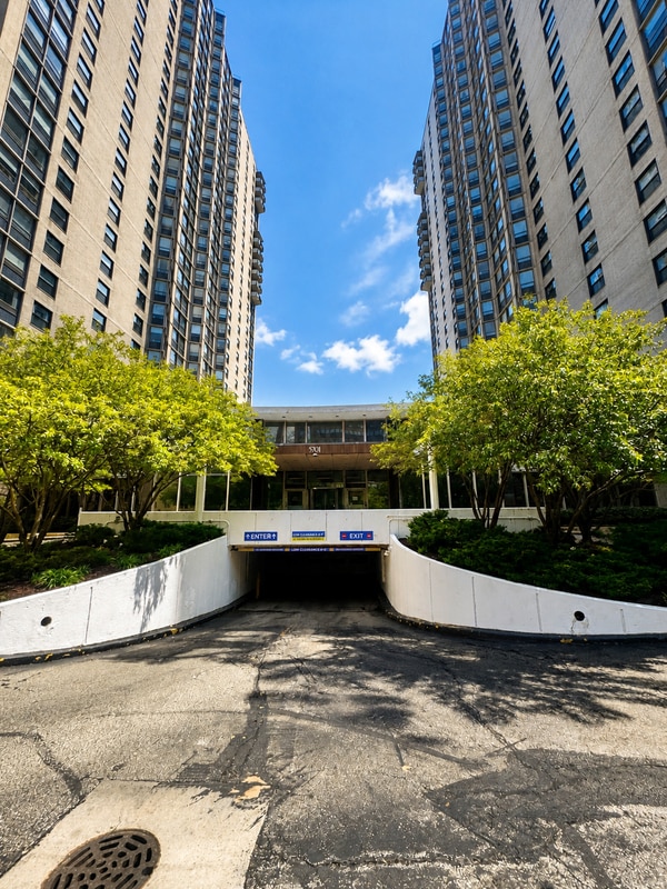 Building Photo - 5701 N Sheridan Rd