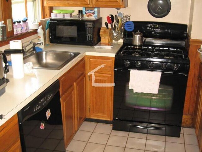 Building Photo - Unique and Top-Notch Apartment