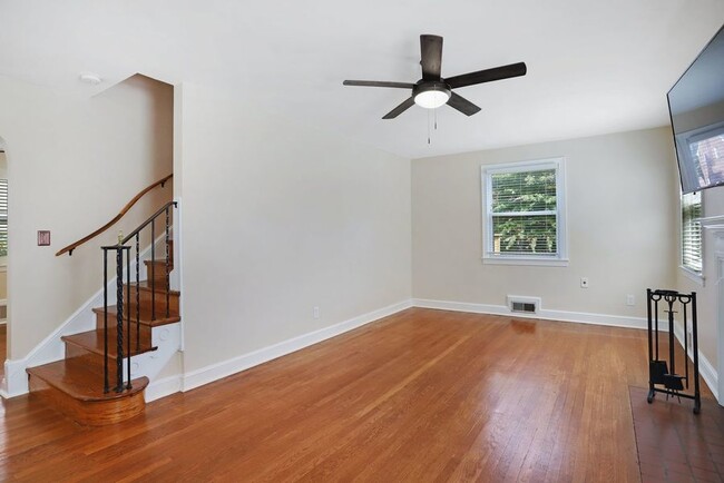Building Photo - Beautiful Three Bed + Basement Bungalow in...