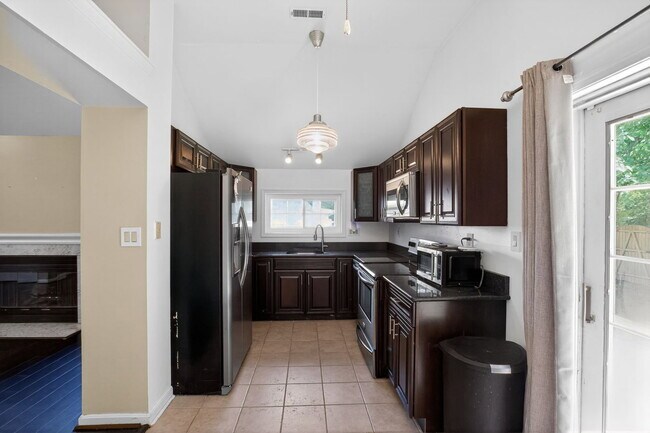 Building Photo - 47950 Mayflower Dr