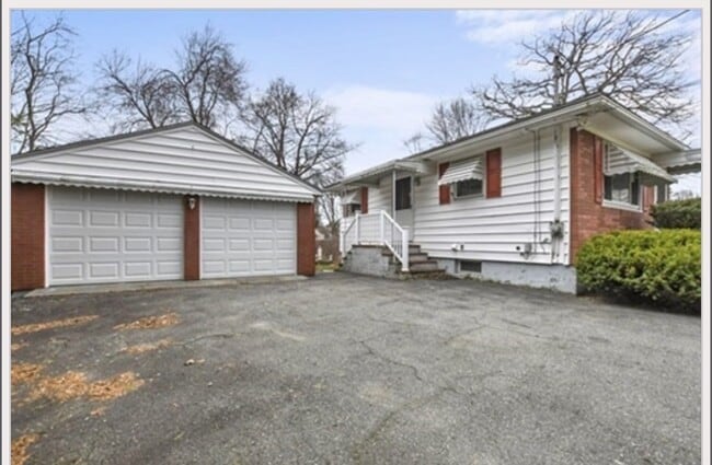 Photo - 96 Cheever Ave (Dracut, MA) House