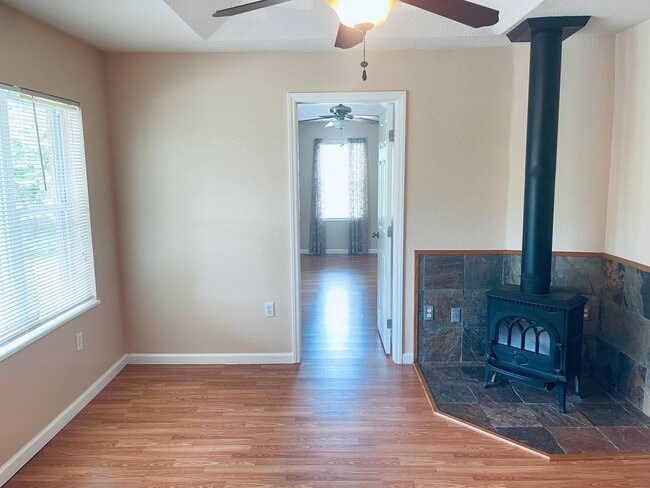 Building Photo - Charming 2-Bedroom in Candler with Large Y...