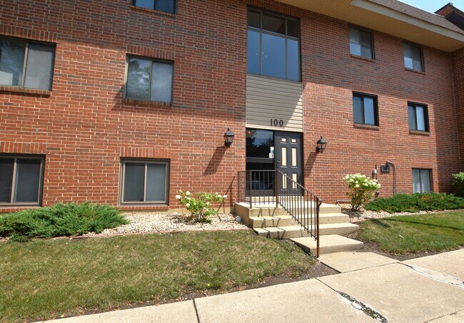 Building Photo - 100 Fountainview Ln