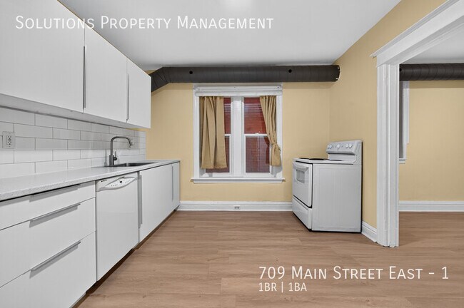 Photo du bâtiment - Large and Bright 1 Bedroom Apartment