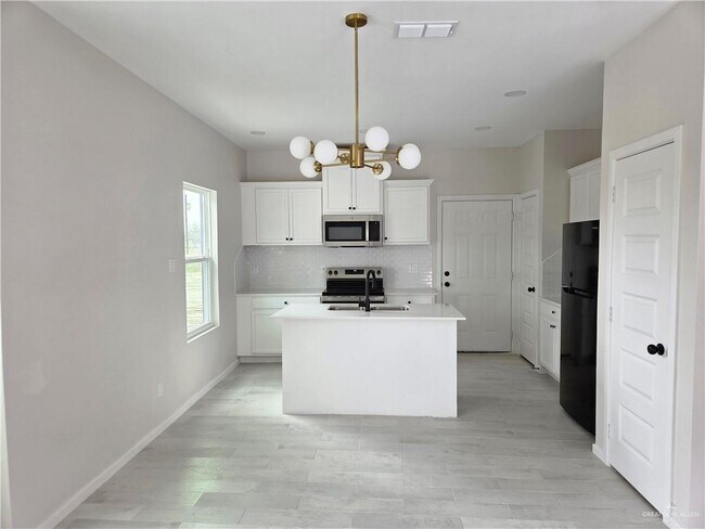 Building Photo - 13 E Royal Palm Dr