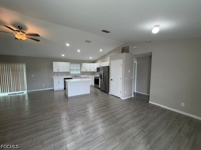 Building Photo - 740 Foxtail St E